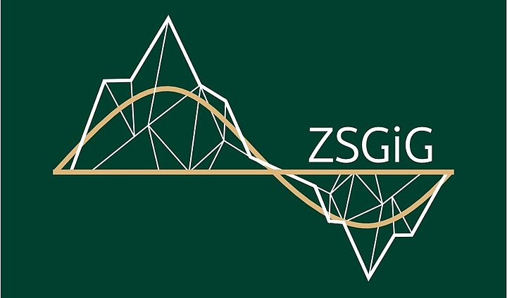 Na zdjęciu widać logo konferencji Zimowa Szkoła Geomechaniki i Geotechniki. Po prawej stronie loga widoczny jest napis: ZSGiG.